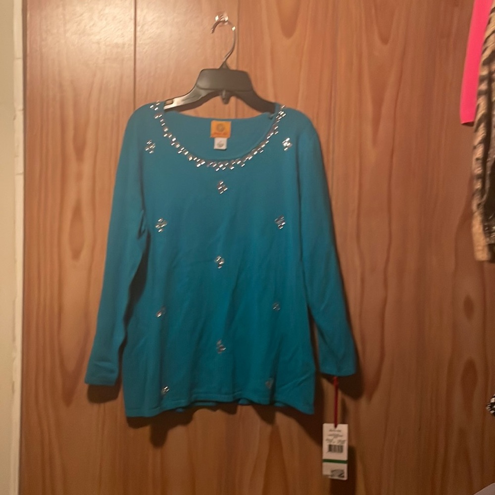 I have a very nice brand new large women’s Ruby Road shirt.